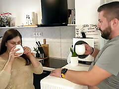 une femme amateur avait besoin de crème pour son café alors elle a trait son mari!