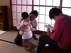 учитель японского языка связан и с кляпом во рту