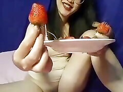 Asian super sexy baize devant les gens show pussy and eat strawberry 1