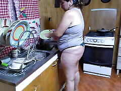 mama putzt ihre küche