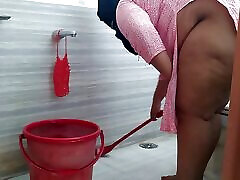 saudisches sexy dienstmädchen mit großem hintern zieht ihren pyjama aus und reinigt das badezimmer, wenn der besitzer hereinkommt und sie grob fickt - riesiges sperma