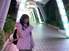 日本女学生拿起在街上和拧生没有脱掉她的制服