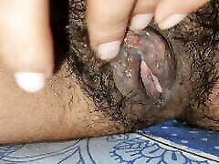 geiles college-mädchen riya fingert ihre natürliche haarige nasse muschi mit pussy grool, die saftige schamlippen herauskommt