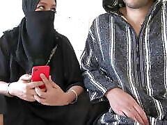 阿拉伯妻子告诉丈夫她是女同性恋，想舔阴部