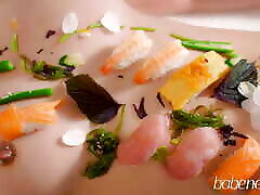 sashimi sulla figa!? godere di sushi su un busty babe & 039;s oliato fino corpo