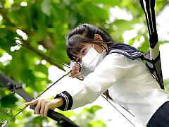 giapponese studente ragazza studio di tiro con larco classe
