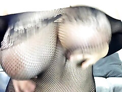 driving fingered мамаша с большими сиськами в костюме bodyfishnets хочет трахнуть твое лицо волосатой пухлой киской!