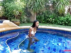 modelo tailandesa es follada y creampied junto a la piscina