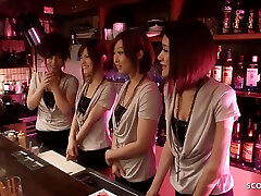扫平性别狂欢与娇小的亚洲青少年在日本俱乐部