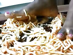 Italian gur gewichst get his food: spaghetti and lasagne of black curvy babe naomi feet!