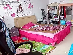 هکرها از دوربین برای نظارت از راه دور زندگی عاشق استفاده می کنند.334