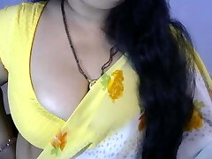 هندی, دخترک معصوم, در ساری نشان می دهد نودختران بزرگ او