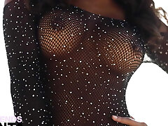 آسیایی, دخترک معصوم, Putri Cinta بازی با بیدمشک او در ساحل خالی