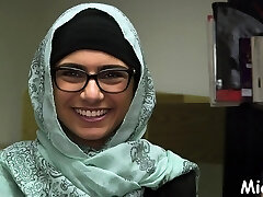 Startling busty brazilian Mia Khalifa is riding her vibrator