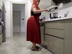 My big-ass stepmother hardened my dick with her skirt.
