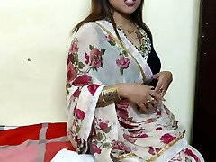 A saree woman went bathroom to pee and finish her masturbation