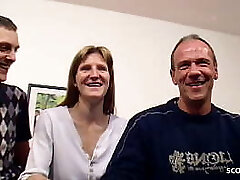 Cuckold Ehemann beim Dreier mit dummer Freundin und Fremden Deutsch