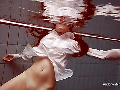 Lola the cool hot woman in the pool