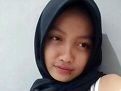 A torrid slut in a hijab records a intercourse video for her boyfriend where she masturbates