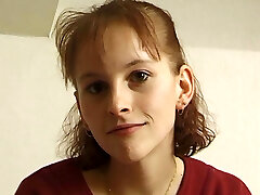 Junges Teen testet limietierten Deluxe Fake Penis