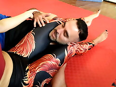 Mixed wrestling foot dominance