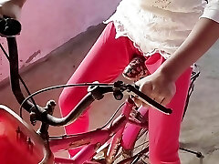 Cycle par baiti hu hello bhabhi ko devar ne anguish se choda