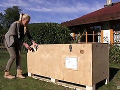 Bombastic Jenny has an outdoors g/g session with Antonia