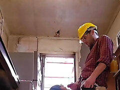 Mia Niqab Paying the builder