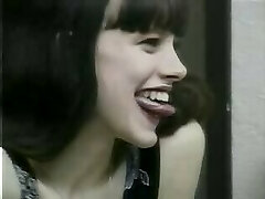 Kissing lesbians! Extreme long tongue!