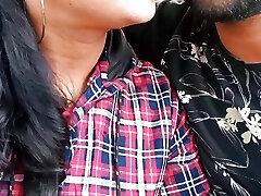 Park Me Ladki Ko Pata-kar OYO Guest Room Par Pela