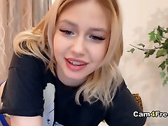Blonde Chick Pulverizes Her Pussy on Cam