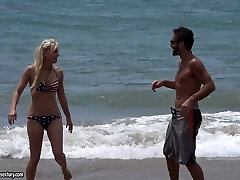 seks w szatni na plaży z szaloną gorącą blondynką