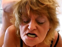 creepy babcia oferuje jej cunt dla a młody kogut