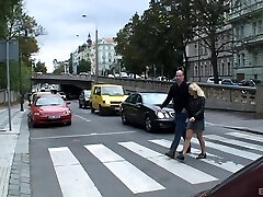 pareja cachonda se mete en público chupando y lamiendo en un banco del parque
