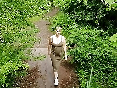 soplando en el puente en el bosque
