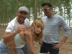 Justine analfucked dans une forêt Justine analfucked dans une forêt