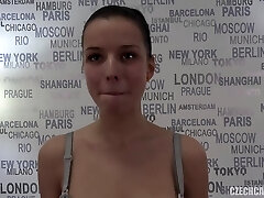 年轻的1黑发大天然奶