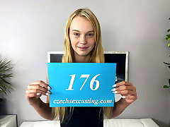 新手的金发亲爱的展示了在铸造