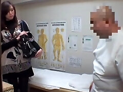 Gal gets deep pussy massage on hidden cam voyeur video