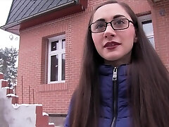 Strangers gives Aruna currency so they can have some joy together