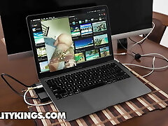 после того, как няня крисси найт случайно трахается со своим боссом, настала очередь трахаться с ее госпожой сэнди лав - короли реальности