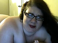 Толстая брюнетка раздевается Кики и мастурбирует в машине Толстая брюнетка раздевается Кики и мастурбирует в машине