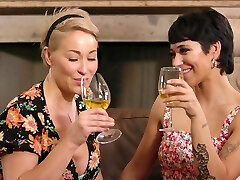 зрелая жена позволяет мужу трахнуть ее лучшего друга бруклина грея