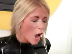 сексуальные блондинки трахают киску и сосут член втроем в латексном платье сексуальные блондинки трахают киску и сосут член втроем в латексном платье