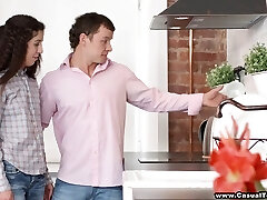 красотка с вьющимися волосами в чувственном действии проникновения в киску красотка с вьющимися волосами в чувственном действии проникновения в киску