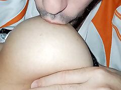 мой муж обожает сосать мои большие натуральные сиськи, вот почему я всегда люблю его, мои соски становятся большими и твердыми, часть 2 мой муж обожает сосать мои большие натуральные сиськи, вот почему я всегда люблю его, мои соски становятся большими и твердыми, часть 2