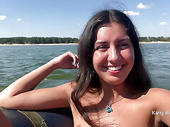 занимались сексом в лодке прямо посреди озера