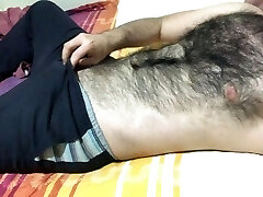 massage de la bite douce de l'homme très poilu et toucher la poitrine velue gros renflement