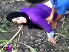 Hijab muslim chick fuck in jungle