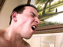 Kleinwuechsige Milf im Koffer ins Hotel geschmuggelt um zu ficken